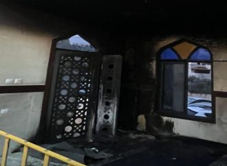 مستوطنون يحرقون مسجدا ويخطون شعارات عنصرية غرب نابلس