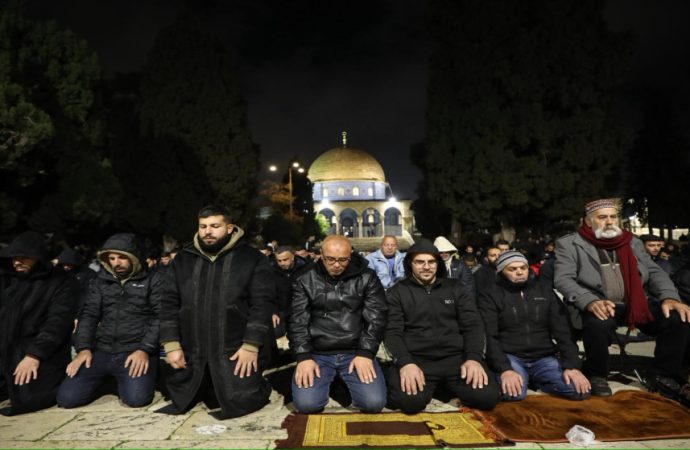 40 ألف مصل يؤدون صلاتي العشاء والتراويح في المسجد الأقصى
