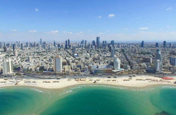 إسرائيل تغلق المدارس وتحول العمل من المنازل وتحظر التجمعات
