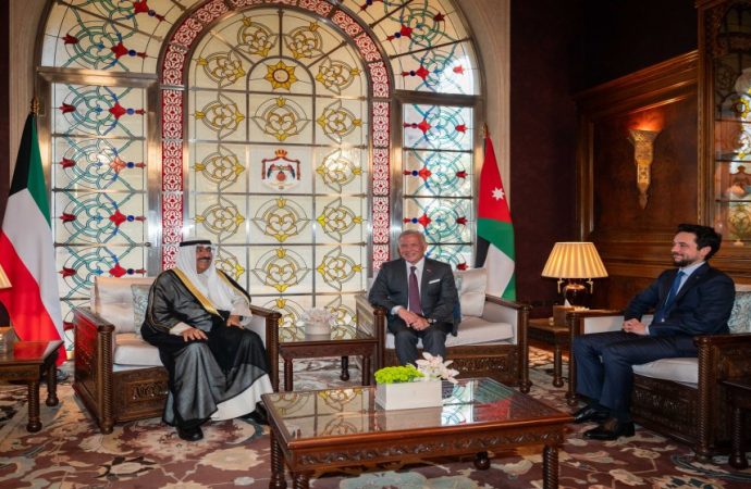 الملك والصباح يؤكدان إدانتهما للاعتداءات على الأردن والكويت