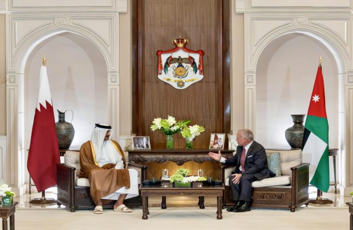 الملك وأمير قطر يؤكدان ضرورة الوقف الفوري للتصعيد في المنطقة