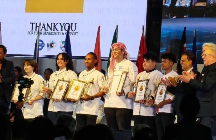 عمّان الأهلية تفوز بالمركز الثاني عالمياً بأولمبياد الطهاة الشباب بالهند وتوقع اتفاقية تعاون دولية حققت جامعة عمّان الأهلية /كلية إدارة الضيافة والسياحة إنجازًا دوليًا جديدًا يُضاف إلى سجلها