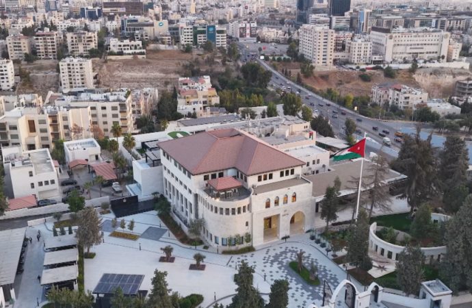 الحكومة تدرس مقترحا بتعطيل الدوائر الرسمية 3 أيام أسبوعيا