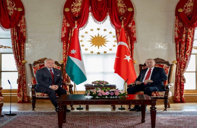 الملك وأردوغان يؤكدان ضرورة الحفاظ على سيادة الدول بما يحقق السلام