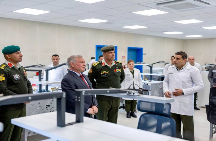 الملك يفتتح مجمع طب وجراحة الفم والأسنان العسكري