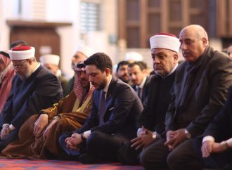 ولي العهد يؤدي صلاة الجمعة في مسجد الملك المؤسس