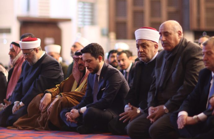 ولي العهد يؤدي صلاة الجمعة في مسجد الملك المؤسس