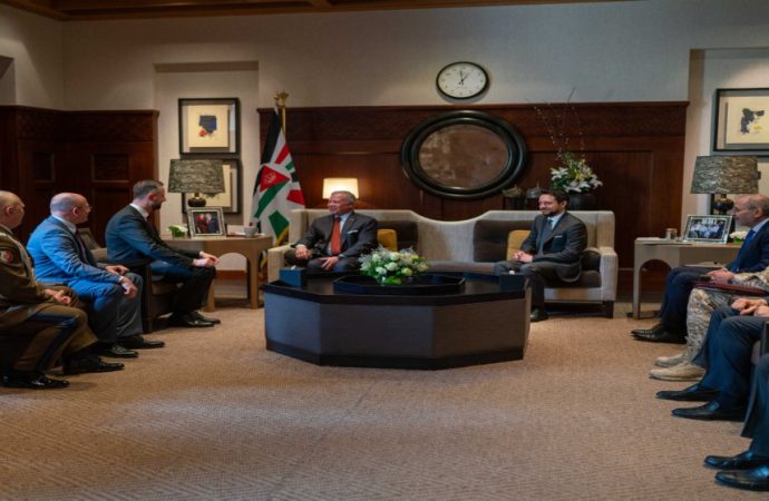 الملك يؤكد ضرورة استعادة التهدئة الشاملة في الشرق الأوسط عبر الحوار والدبلوماسية