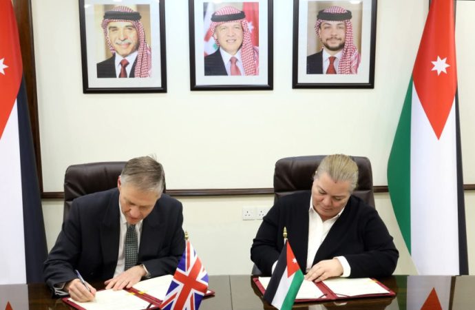 الأردن وبريطانيا يوقعان مذكرة تفاهم بـ5.3 مليون جنيه إسترليني لدعم الناقل الوطني