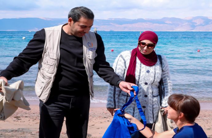 سلطة العقبة توزع أكياسا قماشية على زوار الشواطئ ضمن حملة “اتركها نظيفة”