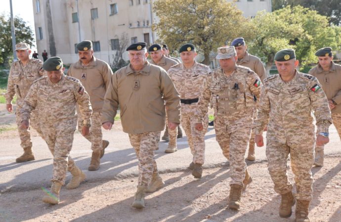 الحنيطي يؤكد جاهزية القوات المسلحة للتعامل مع التحديات والظروف الراهنة