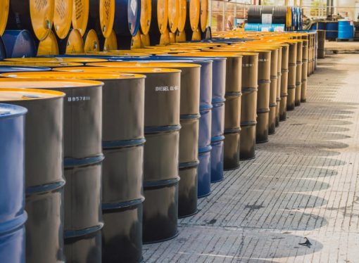 النفط يقفز مع تصاعد الصراع بين الولايات المتحدة وإيران وتعطيل الشحن البحري