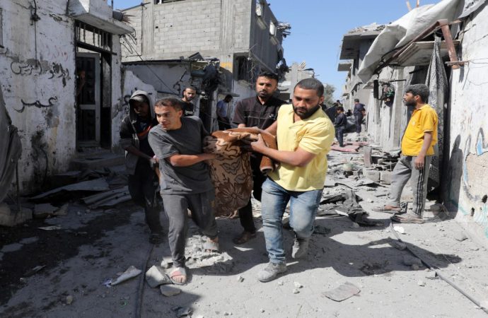 8 شهداء في استهداف طائرات الاحتلال مركبة على شارع صلاح الدين وسط غزة