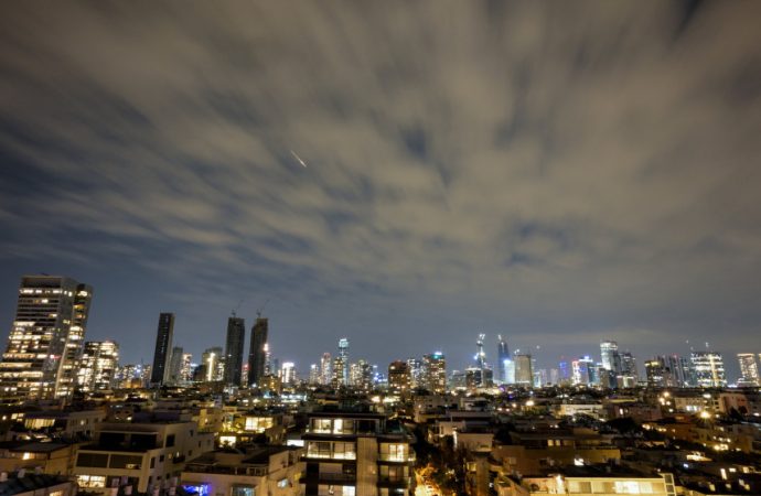 إصابة مصفاة نفط في مدينة حيفا بعد إطلاق صواريخ إيرانية