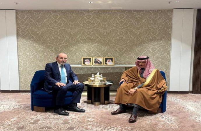 الصفدي يبحث مع نظيره السعودي تداعيات التصعيد الخطير في المنطقة