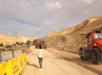 الأشغال: قوة السيول تتسبب بانجراف مقطع من طريق الطفيلة – الكرك