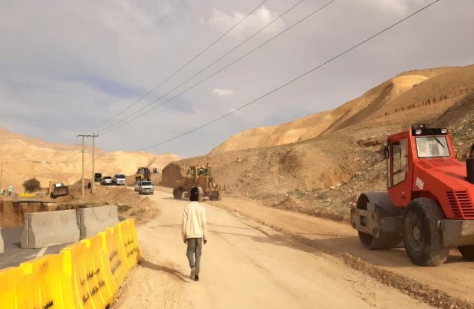الأشغال: قوة السيول تتسبب بانجراف مقطع من طريق الطفيلة – الكرك