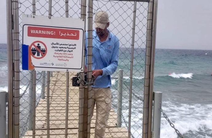 محمية العقبة البحرية تحذر من السباحة أو النزول إلى البحر في ظل ارتفاع الأمواج