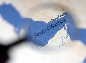 ترامب يهدد بضرب محطات الطاقة الإيرانية إذا لم يُفتح مضيق هرمز.. وطهران تحذر