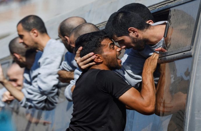 وصول 11 أسيرا فلسطينيا إلى مستشفى شهداء الأقصى وسط قطاع غزة
