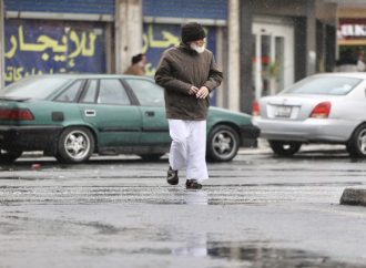 أجواء باردة مع أمطار متفرقة الجمعة وانحسار المنخفض مساء