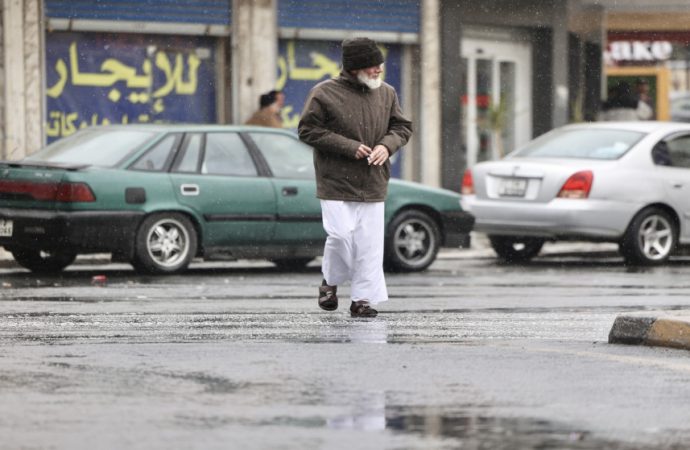 أجواء باردة مع أمطار متفرقة الجمعة وانحسار المنخفض مساء