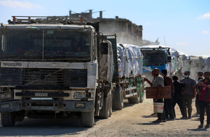 بلدية غزة: دخول 10% فقط من الشاحنات إلى غزة منذ بدء حرب إيران