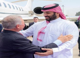 ولي العهد السعودي يستقبل الملك لدى وصوله إلى جدة