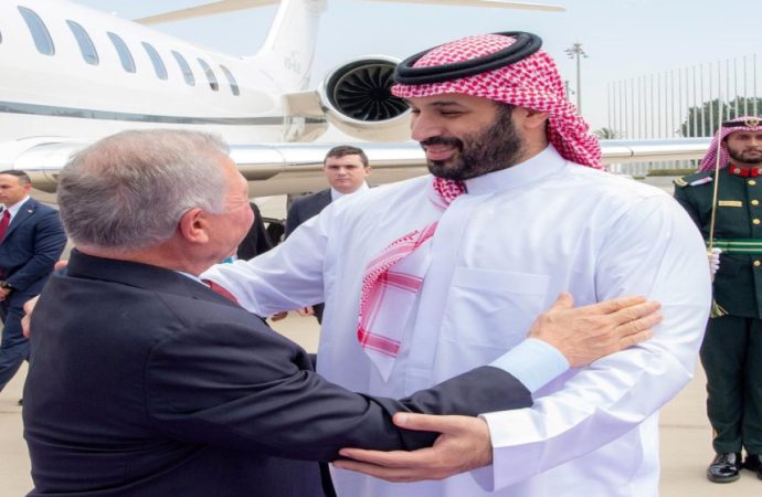 ولي العهد السعودي يستقبل الملك لدى وصوله إلى جدة