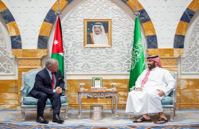 الملك وولي العهد السعودي يبحثان تداعيات التطورات الإقليمية على أمن المنطقة والعالم