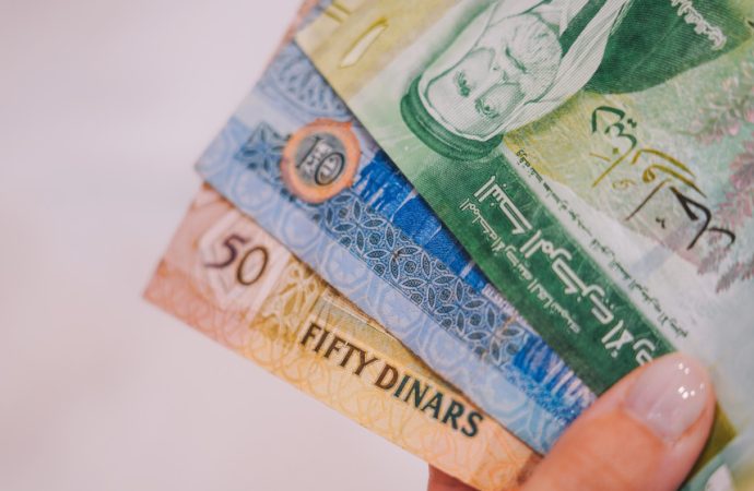 تحويل رواتب التعليم الإضافي إلى البنوك