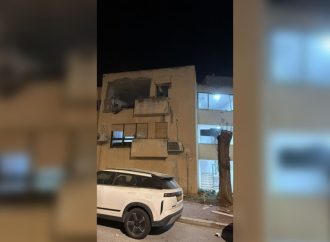 إصابة مباشرة لمبنى شمالي إسرائيل بصاروخ إيراني