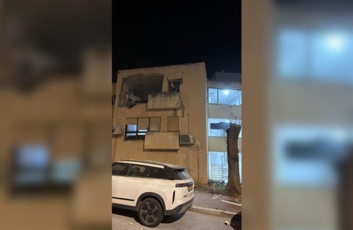 إصابة مباشرة لمبنى شمالي إسرائيل بصاروخ إيراني