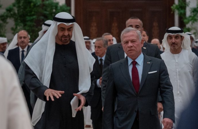 الملك ورئيس دولة الإمارات يبحثان هاتفيا تداعيات التصعيد الإقليمي