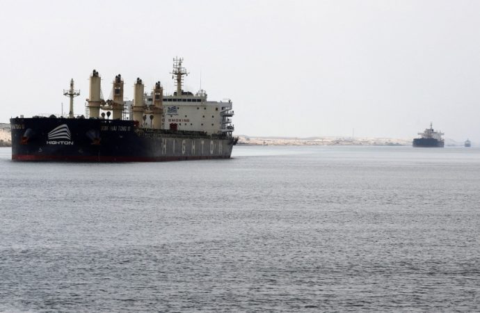 تعليق الرحلات عبر قناة السويس ومضيق باب المندب في الوقت الحالي