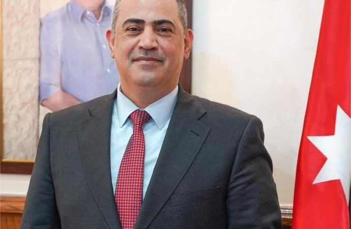 المومني يكتب … يساعد ويعين !