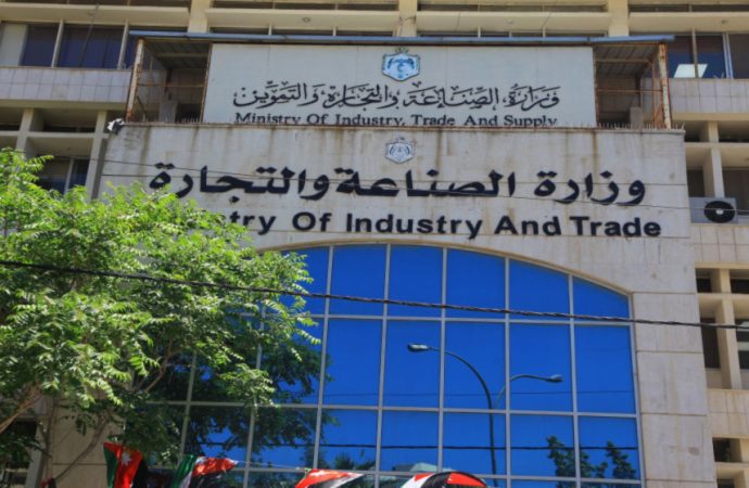 وزير الصناعة: المخزون الاستراتيجي من السلع الغذائية الأساسية آمن ومطمئن
