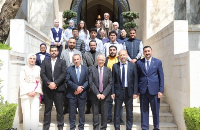 بالصور : العيسوي يستقبل وفد الملتقى الوطني للتوعية والتطوير ويتسلم وثيقة العهدة الشبابية المرفوعة لجلالة الملك