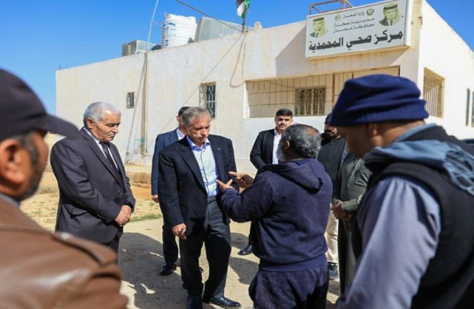 رئيس الوزراء يتفقد 7 مواقع في معان والكرك والأغوار الجنوبية