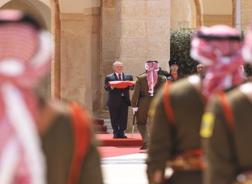 الملك يشهد مراسم رفع العلم بمناسبة اليوم الوطني للعلم الأردني