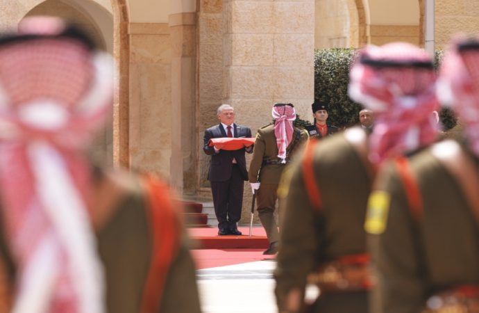 الملك يشهد مراسم رفع العلم بمناسبة اليوم الوطني للعلم الأردني