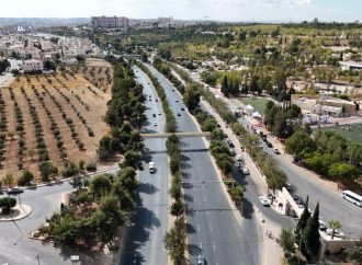 تحويلات مرورية مساء اليوم لتركيب جسر مشاة في شارع الملك عبدالله الثاني