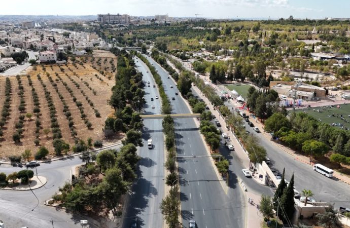 تحويلات مرورية مساء اليوم لتركيب جسر مشاة في شارع الملك عبدالله الثاني