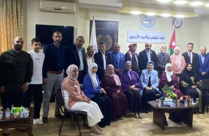 بالصور : قراءة فكرية وادبيه لسناء ابو هلال في اتحاد الكتاب