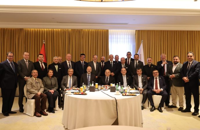 الأحمد، الرئيس التنفيذي لمستشفى الاستقلال، يشارك في اللقاء الفكري مع سمو الأمير الحسن بن طلال