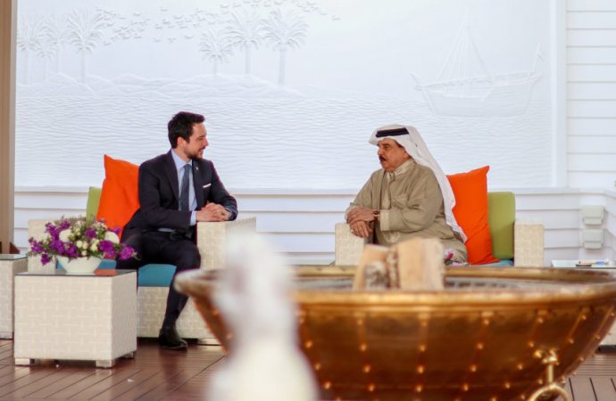 ولي العهد والعاهل البحريني يبحثان تعزيز التنسيق حيال التطورات الإقليمية