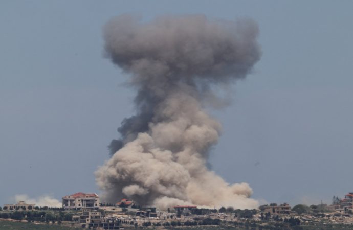 غارة إسرائيلية على بلدة في جنوب لبنان بعد إنذار بالإخلاء