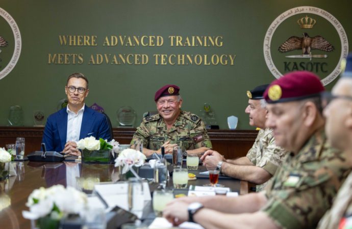 الملك والرئيس الفنلندي يتابعان تمرينا تعبويا في مركز تدريب العمليات الخاصة