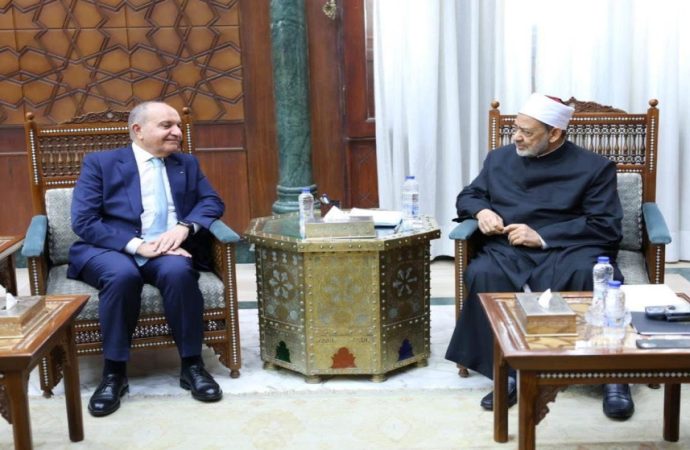 العضايلة يلتقي شيخ الأزهر ويؤكد متانة العلاقات مع مؤسساته الدينية والأكاديمية