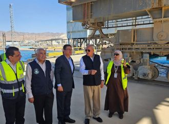 بالصور : الذنيبات يتفقد ميناء تصدير الفوسفات والمجمع الصناعي في العقبة